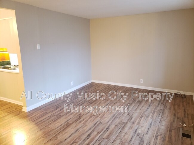 Building Photo - 410 Saundersville Ferry Rd