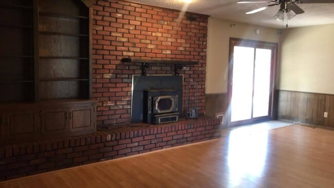 Building Photo - 132 N Rimrock Rd