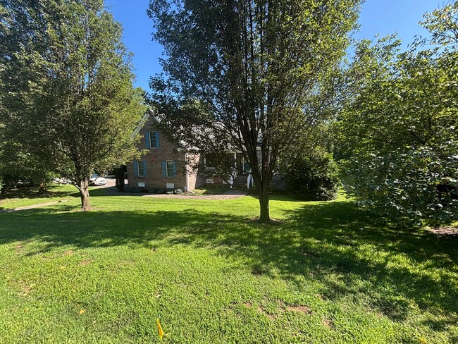 Building Photo - Stunning 5 Bedroom 2.5 Bath Home located i...