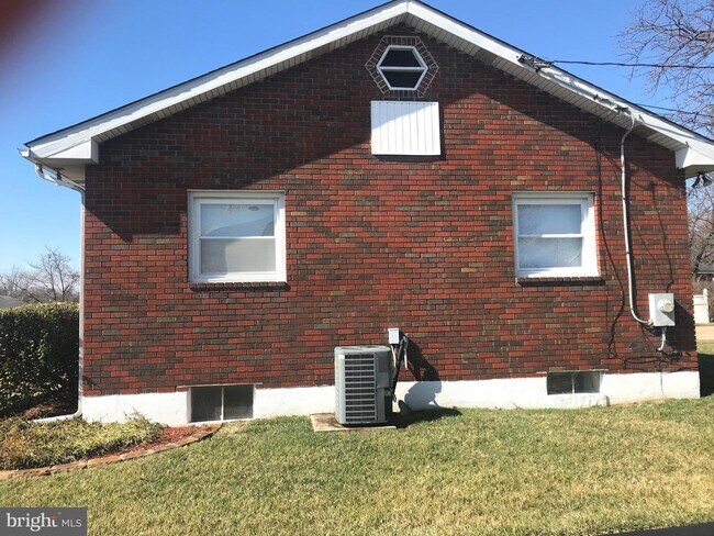 Building Photo - 1118 McHenry Dr