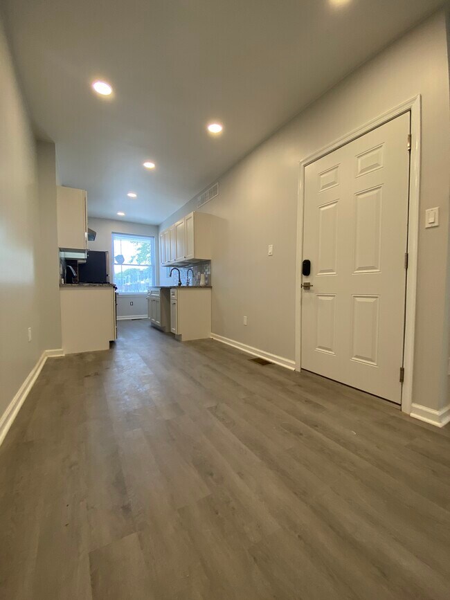 Foto del edificio - 6211 Elmwood Ave