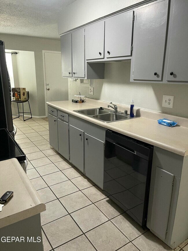 Foto del edificio - 8614 Mettler Dr