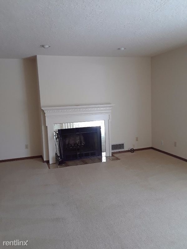 Building Photo - 2 br, 1.5 bath Townhome - 1649 NE 169th Ave