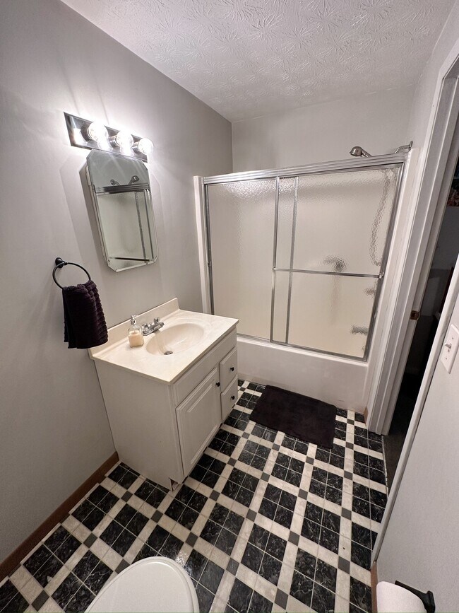 Building Photo - 565 S 43rd St