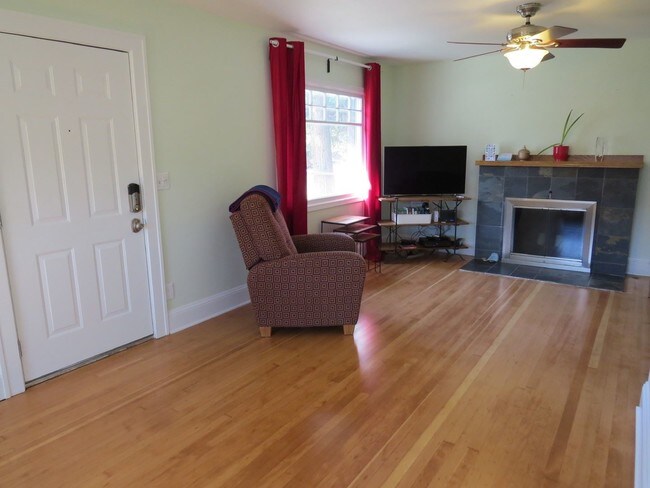 Building Photo - 3 br, 1 bath House - 270 E. Hereford St.