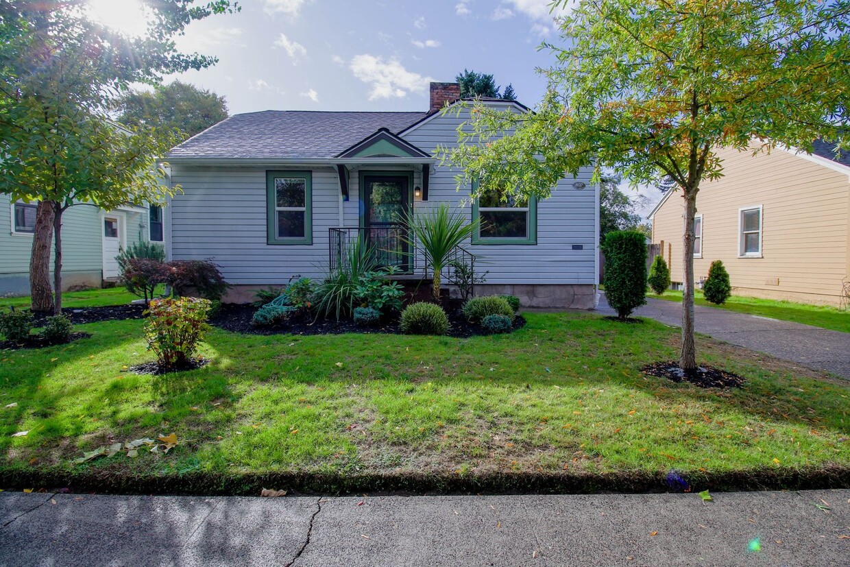 Primary Photo - Beautiful 2 Bed 1 bathroom vintage home Do...