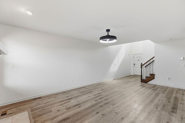 Foto del edificio - 6650 Chandler Dr
