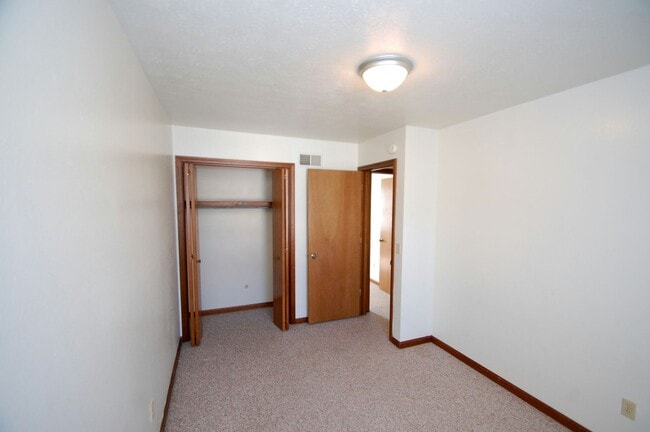 Building Photo - 517-E S Silverwood Lane