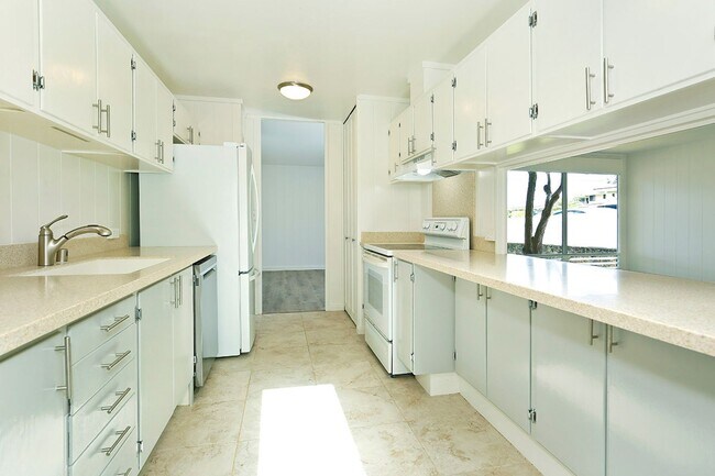 Building Photo - Kaneohe-Convenient, Centrally Located, Ren...