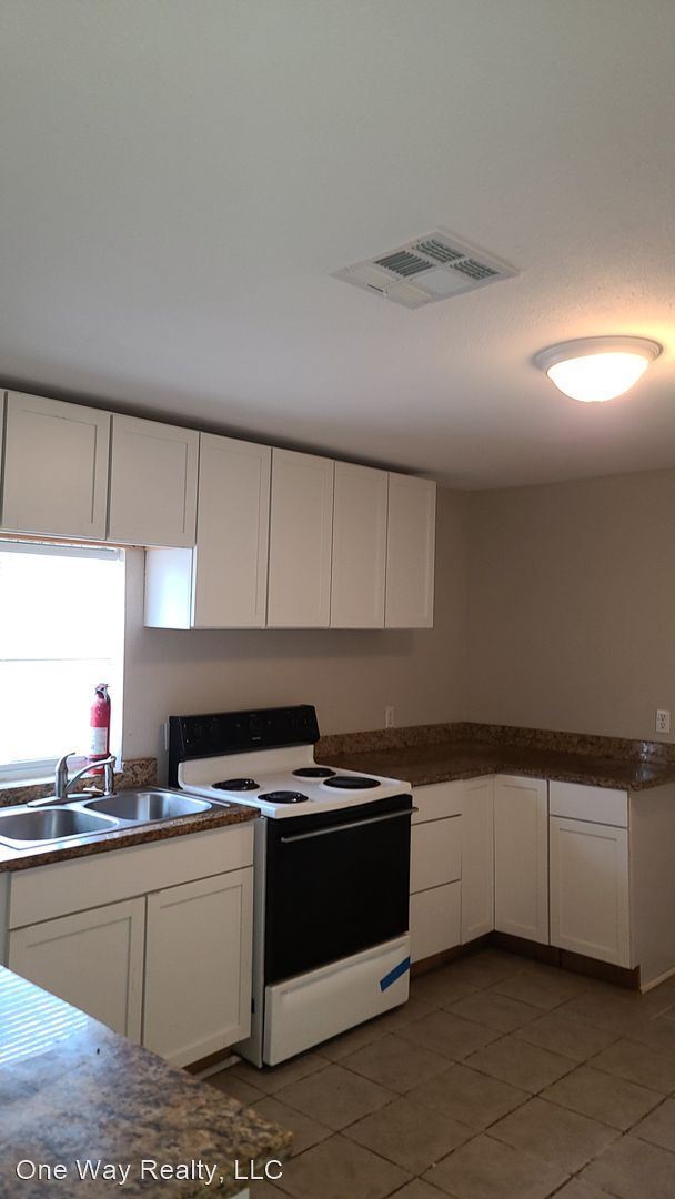 Building Photo - 2 br, 1 bath House - Cute Cottage! 200 Hol...