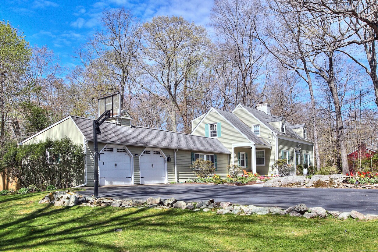 Primary Photo - 11 Clover Dr