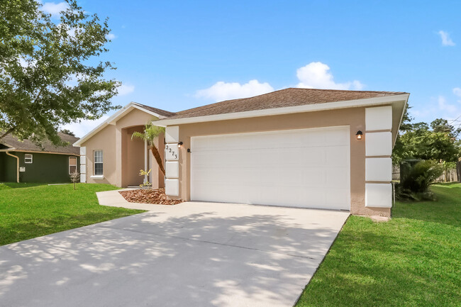 Building Photo - 2273 SW Crocus Ln