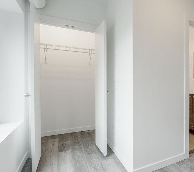 Foto del edificio - 1704 W Glenlake Ave