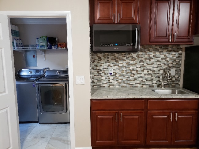 Building Photo - 3133 Teddington Dr
