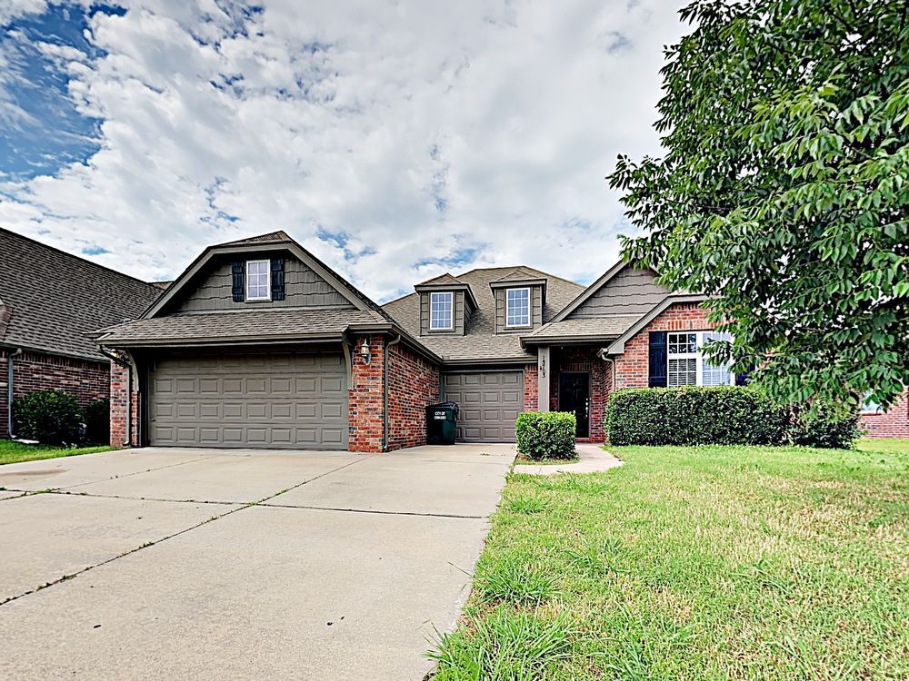 Foto principal - GREAT FLOOR PLAN WITH 3 CAR GARAGE