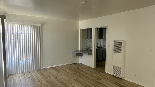 Unit 3 - Studio - 1315 N Kingsley Dr