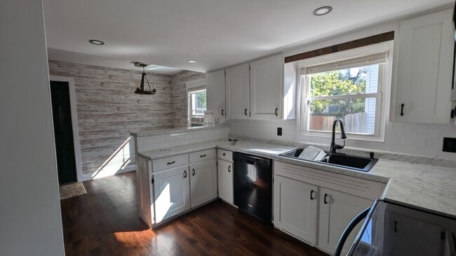 Building Photo - 206 Elm Ln