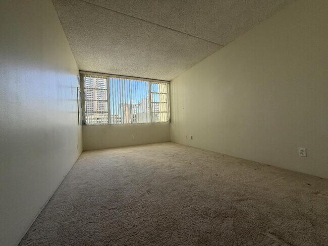 Building Photo - To register for the showing time, note the 4 digit code: 4940 and click "APPLY NOW."(mobile:orang...