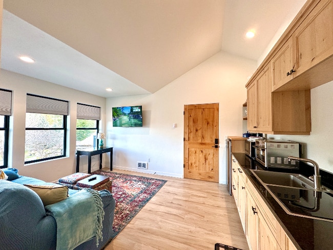 Building Photo - 1120 Holt Dr