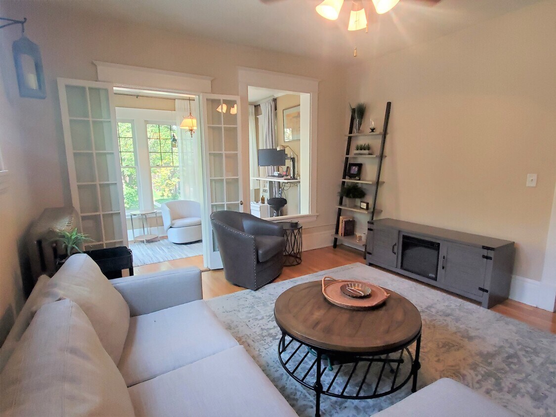 Sala de estar soleada con puertas francesas. - 830 Grand Ave