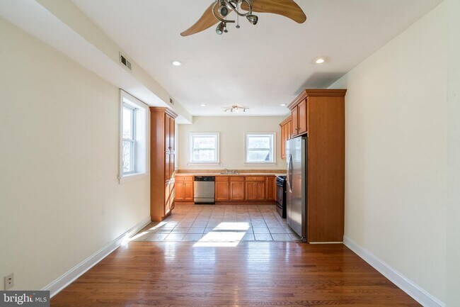 Foto del edificio - 2546 W Girard Ave