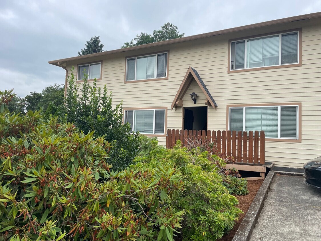 Primary Photo - 1343 NW Drake Way