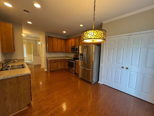 Building Photo - MOVE-IN READY! **Move-in Special** $250 of...