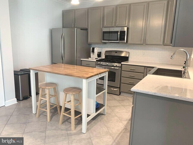 Building Photo - 705 Rock Elm Ct