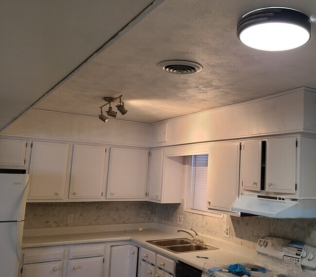 Building Photo - 2737 W Millbrook Ct