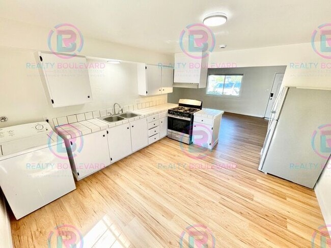 Building Photo - Charming 2-Bedroom 1 Bath fenced yard with patio