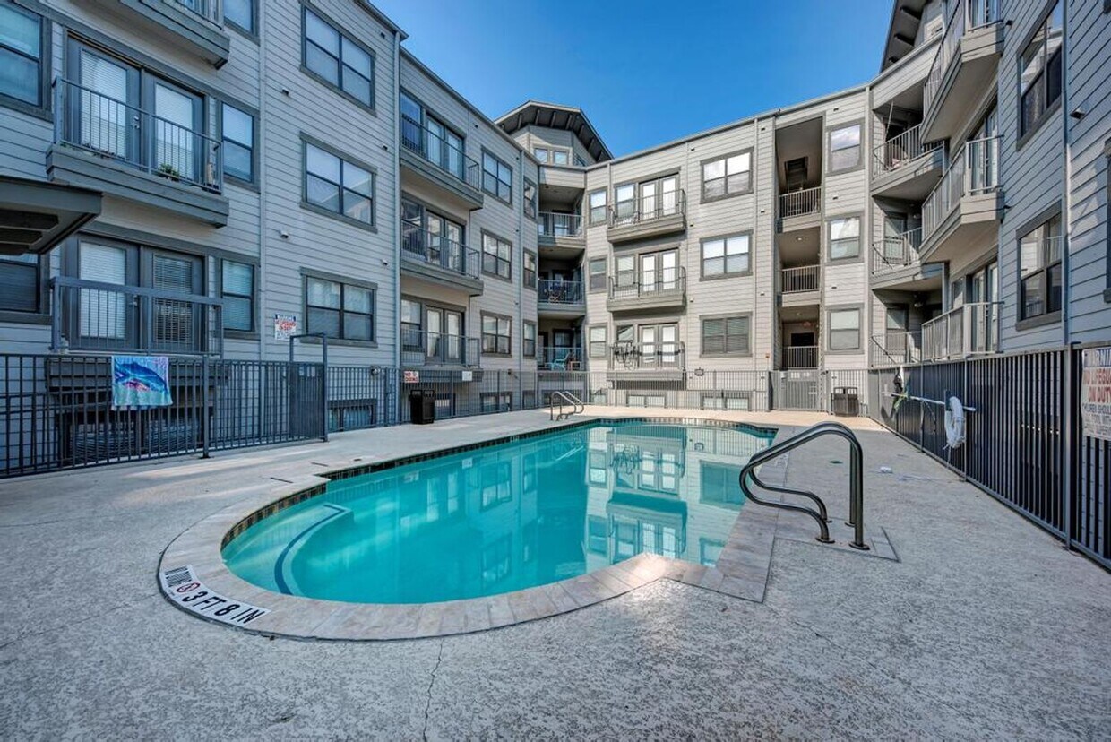 Foto del edificio - 4 Bedroom Condo In the UT Campus Area