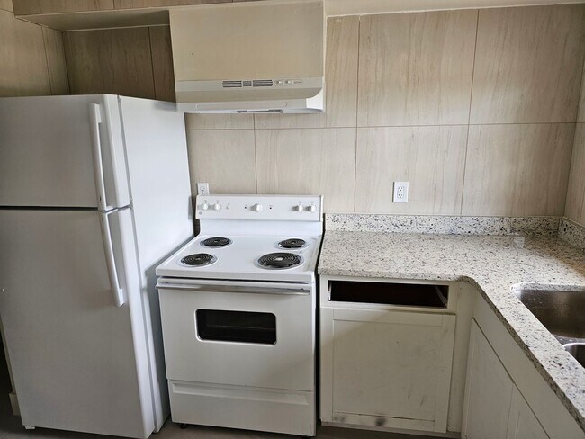 Building Photo - Large Updated 1 Bed Condo