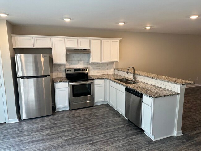 Building Photo - Prime location! Minutes to I-85, Fairburn, Union City, Trilith, LVP flooring, newly renovated, pr...