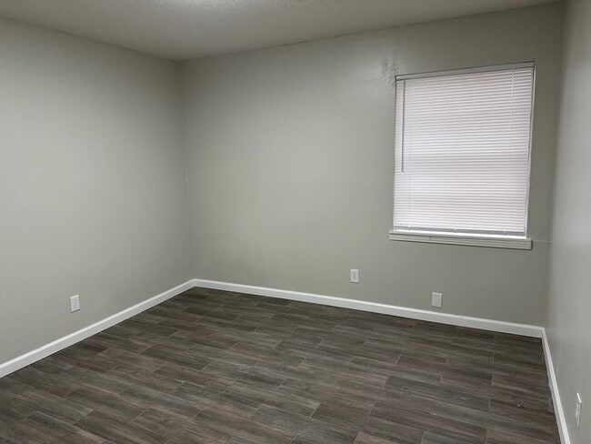 Building Photo - 237 Greenfield Dr