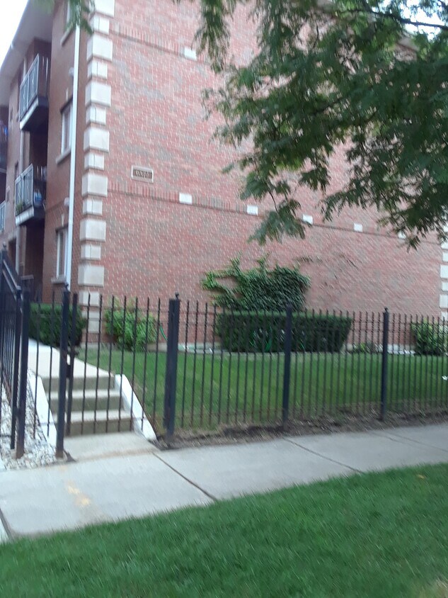Primary Photo - 6572 N NW Hwy