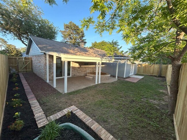 Building Photo - 946 Sierra Shadows Dr