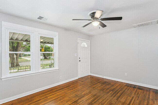 Foto del edificio - 229 S Edwards Ave