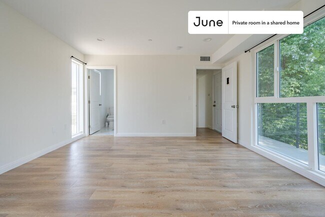 Foto del edificio - Private bedroom in 3 bed/2 bath Home