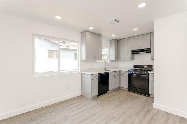 Foto del edificio - 3410 Lynridge Dr
