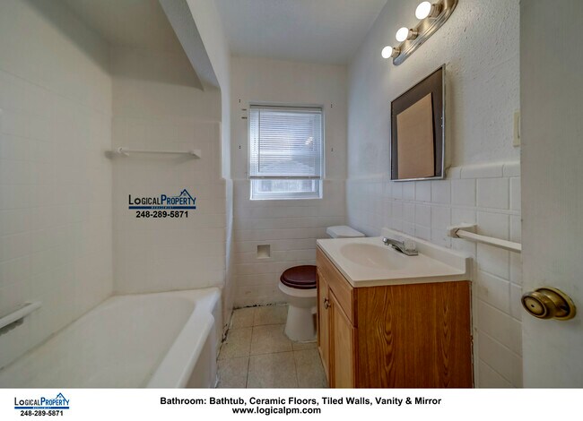 Foto del edificio - 3Bed/1Bath Bnglw w/ Hrdwd Flr. Lrg Fncd Yr...