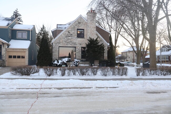 Building Photo - 637 S Shore Dr