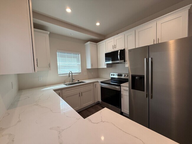 Foto del edificio - 5104-5106 East Falls View Dr.