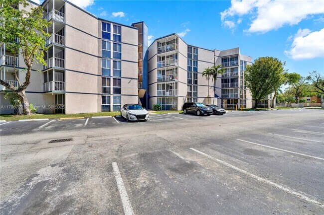 Foto del edificio - 7125 NW 186th St