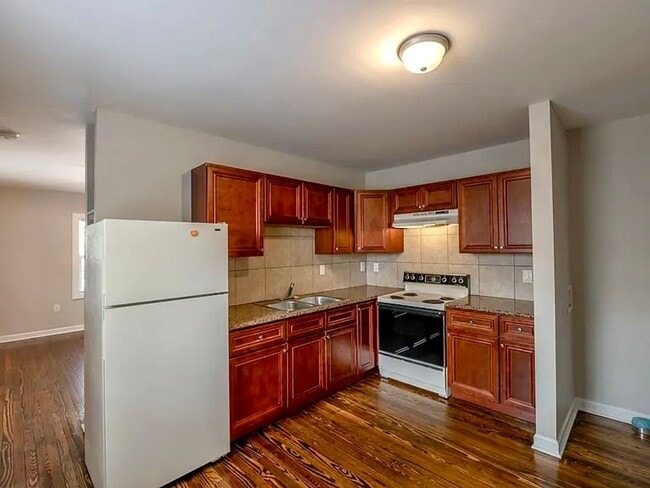 Building Photo - 1025 Rosedale Ave