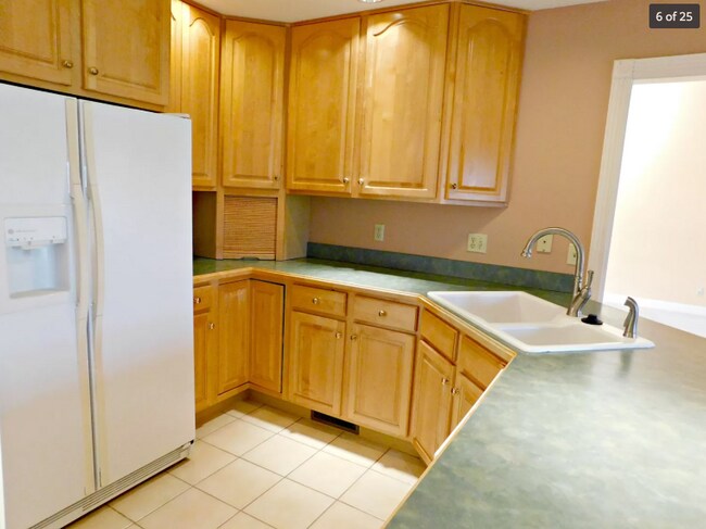 Kitchen - 211 N Faith Way