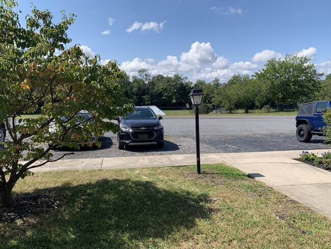Building Photo - CONTRACT PENDING!!Spacious 2-story, 3 bed/...