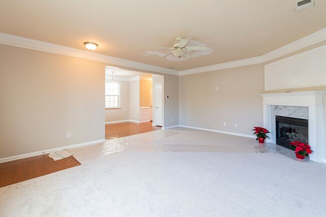 Building Photo - Charming 3bd Townhome