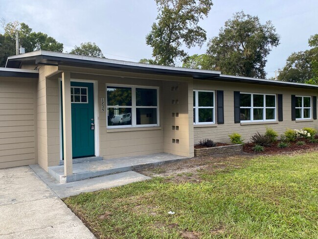 Foto del edificio - Nicely remodeled 4 bedroom 3 bath home in ...