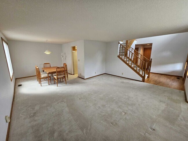 Building Photo - Spaceous 4 bedroom 2.5 bath 1951 sq ft hou...