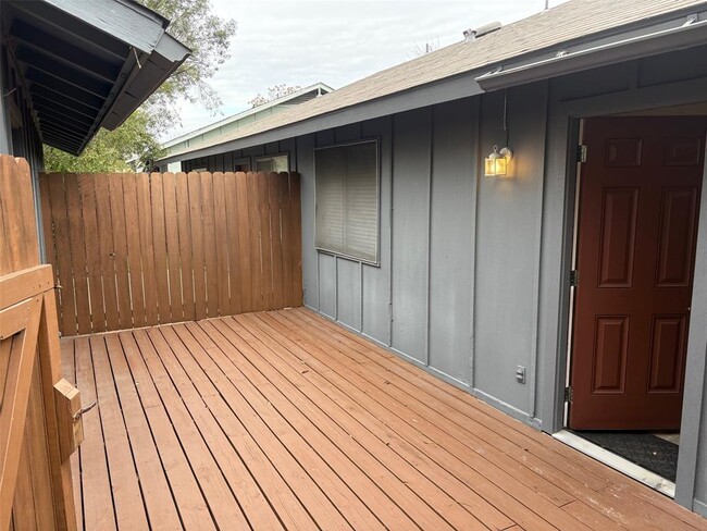 Building Photo - 317 W William Cannon Dr